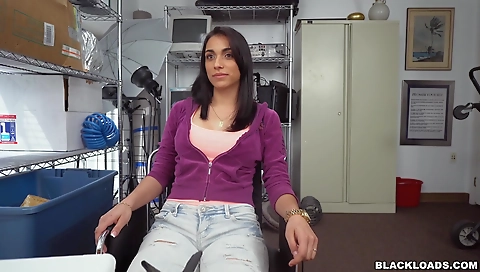 Latina gets a creampie in her mouth and deepthroat