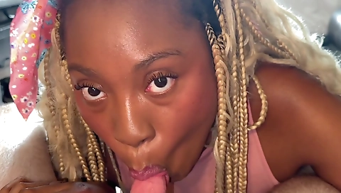 Black dude fucks a blonde chick in amateur porn video