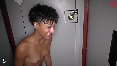 A threesome with a black and a white teen in the college party