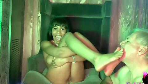 Ebony brunette gets fucked and gets off in fetish video