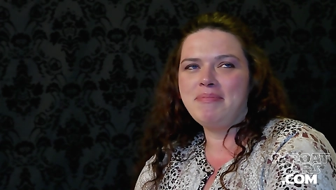 Mature blonde with a hot natural hole is going to fuck it