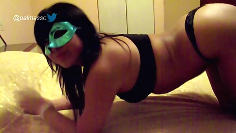 Latina con pelo largo atraído por el chico de la academia