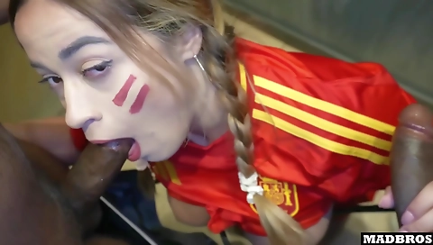 Belle en noir en pantalons et en garde de la voiture